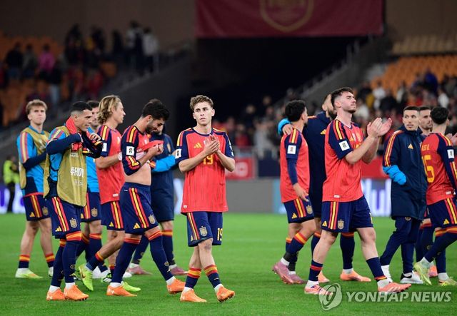 월드컵 본선 진출을 자축하는 스페인 선수들