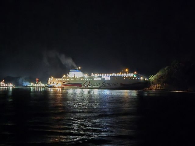 좌초 상태 벗어나는 여객선