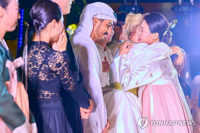 포옹하는 김혜경 여사와 조수미