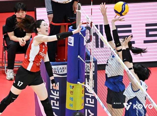 공격하는 페퍼저축은행의 고예림(왼쪽)