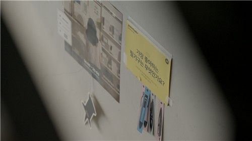 한동균 '마음 쓰이는 쓰는 마음' 다큐멘터리 장면 