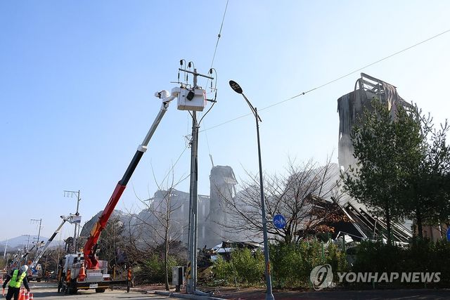 이랜드패션 물류센터 화재로 망가진 전선 복구 작업