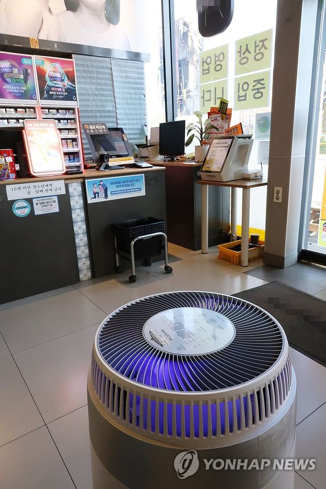 이랜드패션 물류센터 화재로 공기청정기 가동하는 편의점