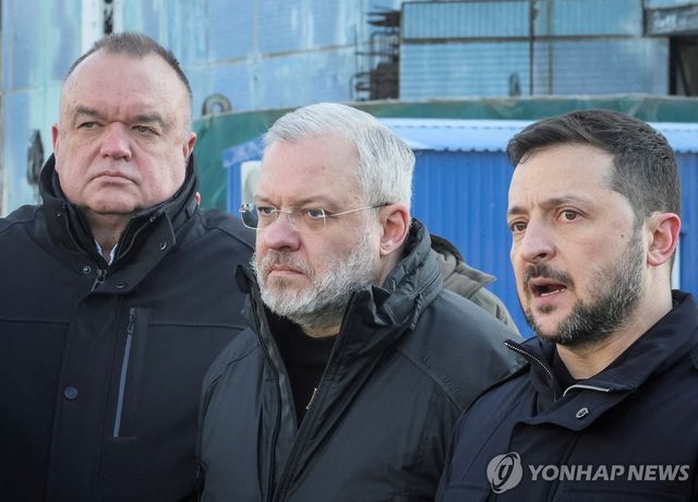 지난 2월 13일 흐멜니츠키 원전을 방문한 우크라이나의 젤렌스키 볼로디미르 대통령, 헤르만 갈루셴코 전 에너지부 장관, 페트로 코틴 에네르고아톰 사장.[로이터=연합뉴스. 재판매 및 DB 금지]