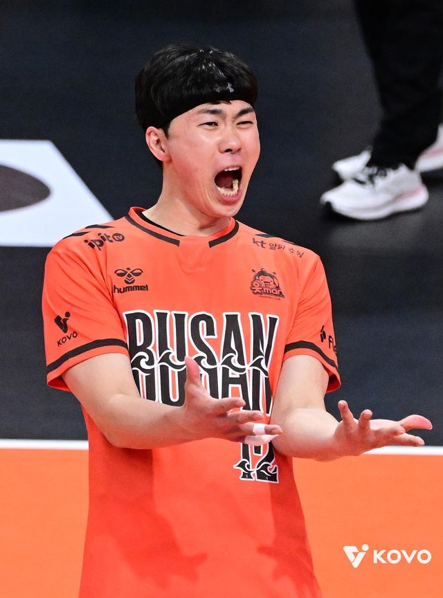 득점 후 기뻐하는 OK저축은행의 전광인