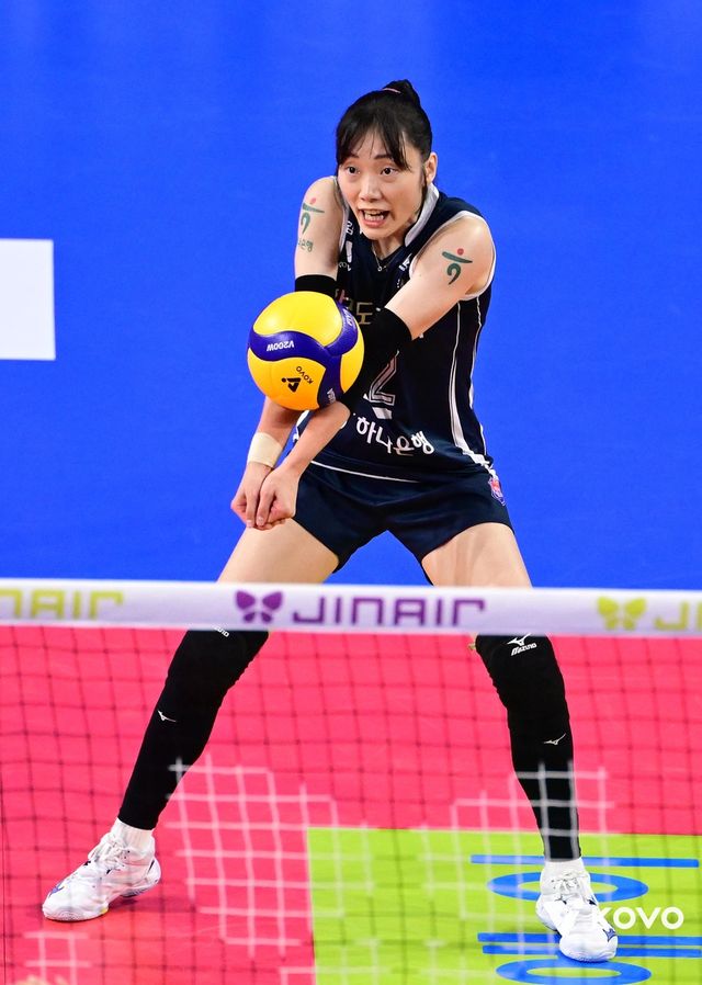 리시브하는 도로공사의 리베로 문정원