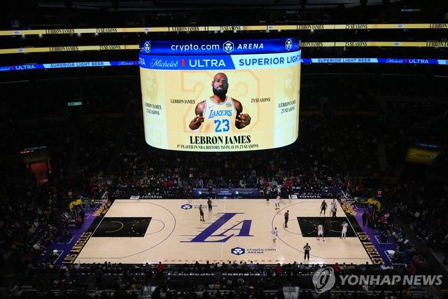 크립토닷컴 아레나 전광판에 뜬 제임스의 23번째 시즌 기념 영상