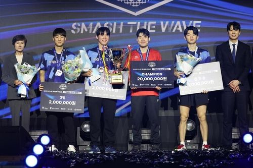 프로탁구리그 시상대에 함께 선 장우진(왼쪽에서 4번째)과 박규현(왼쪽에서 3번째).