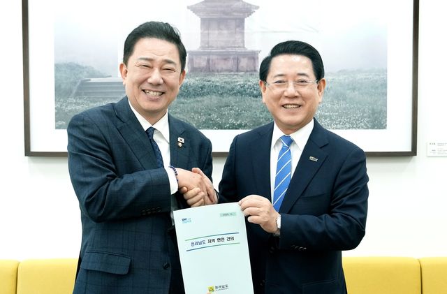 김병기 민주당 원내대표(왼쪽)와 김영록 전남지사