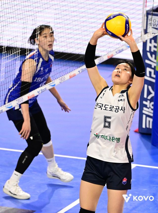 토스하는 한국도로공사의 세터 이윤정