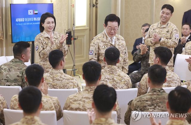 아크부대 장병 격려하는 이재명 대통령