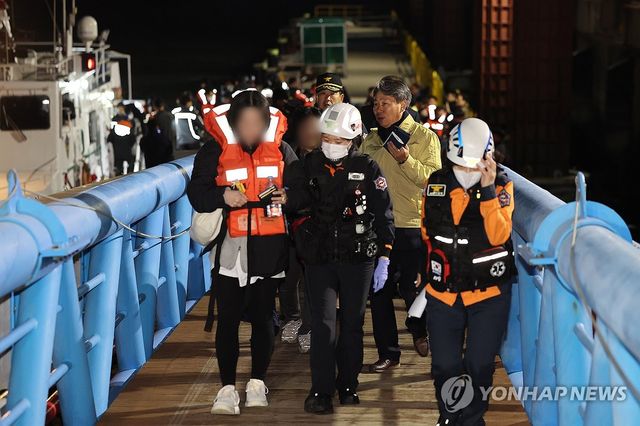 '놀란 가슴' 구조된 퀸제누비아2호 탑승객들