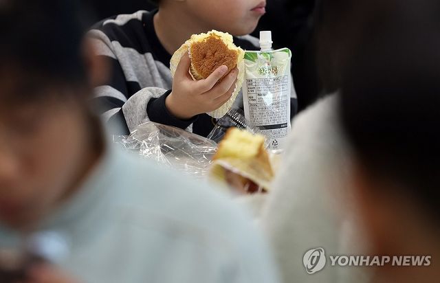 지난해 학교비정규직 파업일 급식으로 빵과 주스를 먹는 초등학생. 
