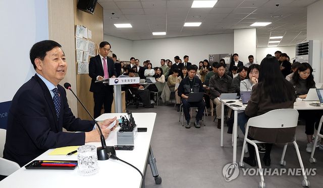 기자들 질문에 답하는 구윤철 경제부총리