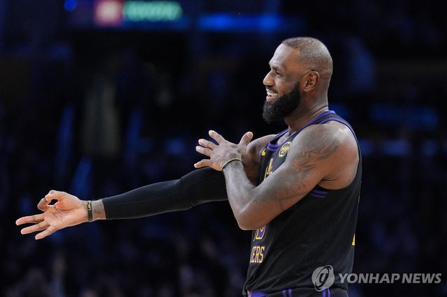 미소짓는 르브론 제임스