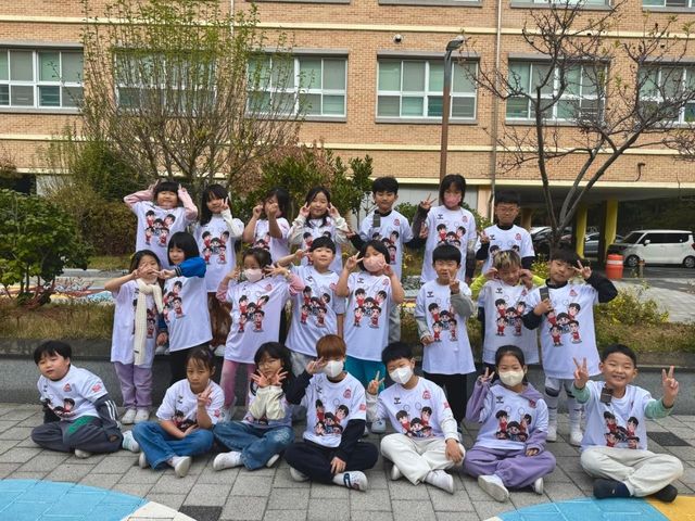 OK저축은행 응원 티셔츠를 입은 부산 지역 초등학생