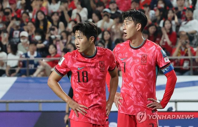 벤치 바라보는 손흥민과 이강인