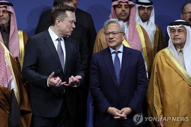 일론 머스크 테슬라 최고경영자(CEO)와 젠슨 황 엔비디아 CEO가 19일 워싱턴DC 케네디센터에서 열린 미국-사우디 투자 포럼에서 대화하고 있다. [Getty Images via AFP=연합뉴스]