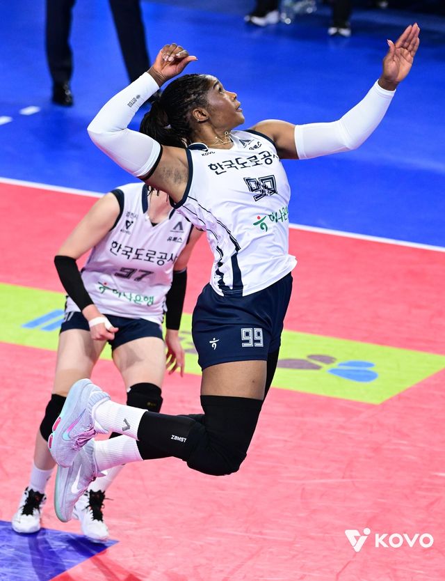 스파이크하는 한국도로공사의 모마