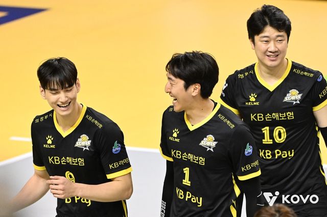 함께 출전한 KB손보 나경복(맨 오른쪽)과 임성진(맨 왼쪽)