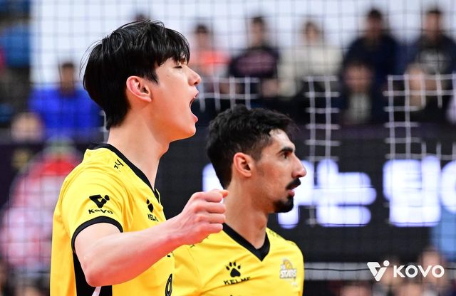 OK저축은행전 승리 이끈 KB손보 야쿱(오른쪽)과 임성진