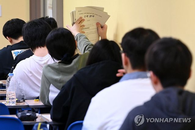 모의고사 시험지 건네받는 수험생들