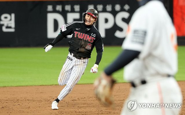 힘차게 달리는 신민재