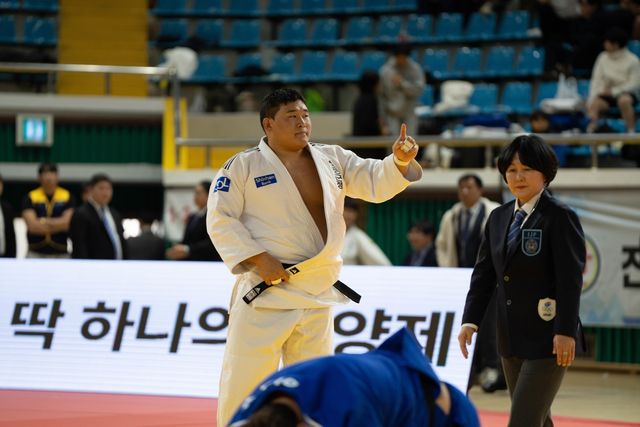 국가대표 1차 선발전에서 우승한 김민종(흰 도복)