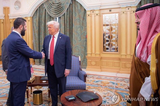 도널드 트럼프 미국 대통령과 아메드 알샤라 시리아 대통령