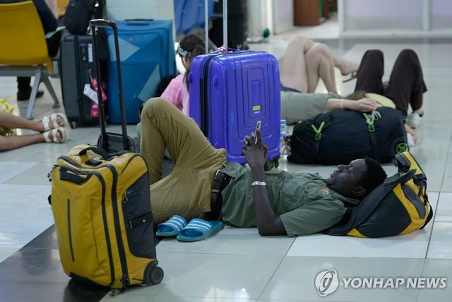 탄자니아 시위로 탄자니아 잔지바르 국제공항에 발묶인 승객들 