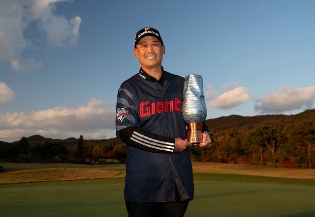 우승 트로피를 든 김재호