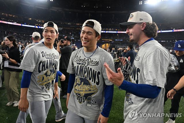 우승을 자축하는 김혜성(왼쪽)과 야마모토