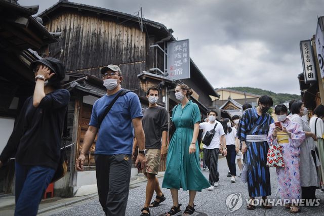 일본 교토의 골목길을 걷고 있는 외국인 관광객들