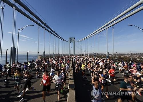 베라자노-내로우스대교 건너는 뉴욕 마라톤 참가자들