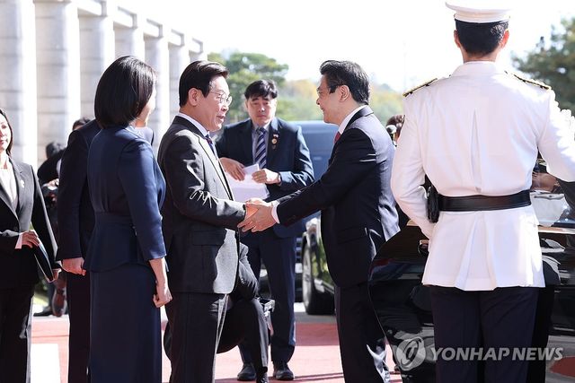 싱가포르 총리 영접하는 이재명 대통령