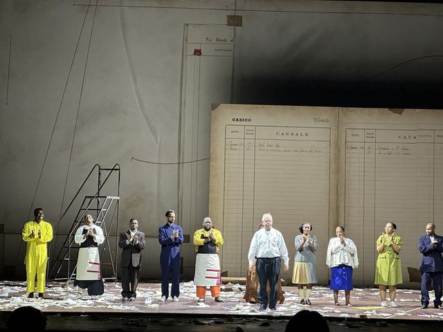 지난 5월 9일 서울 GS아트센터에서 '시빌' 공연 후 인사하는 윌리엄 켄트리지(앞)