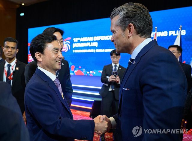 악수하는 안규백-헤그세스