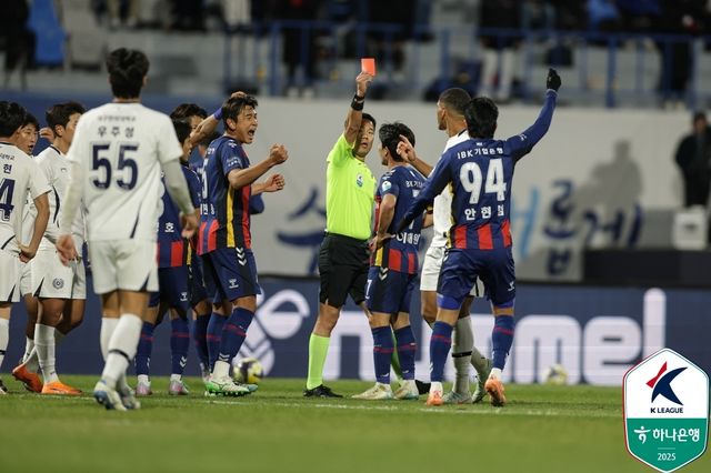 레드카드를 받는 대구 카이오.