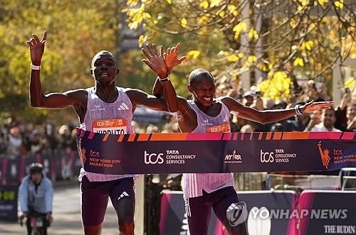 결승선을 통과하는 킵루토(왼쪽)와 뮤냐오 선수