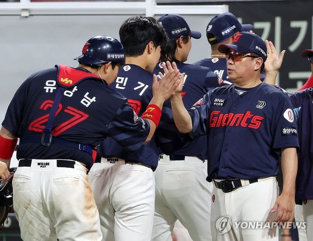 롯데 김태형 감독(오른쪽)과 선수들. 