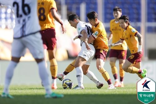 광주전에서 공을 다투는 제주 남태희(가운데).