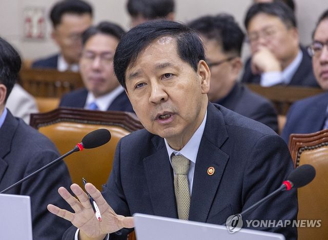 종합 국정감사에서 질의에 답하는 구윤철 부총리