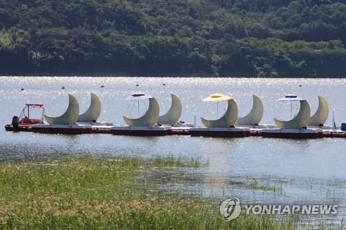 보문호 초승달 모양 전동보트