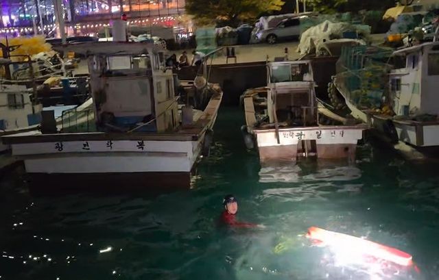 구조하는 부산 해경