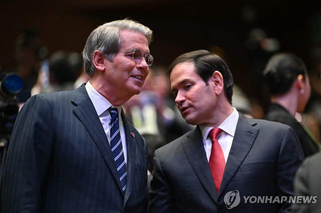 APEC 참석한 스콧 베선트 미 재무장관(왼쪽)