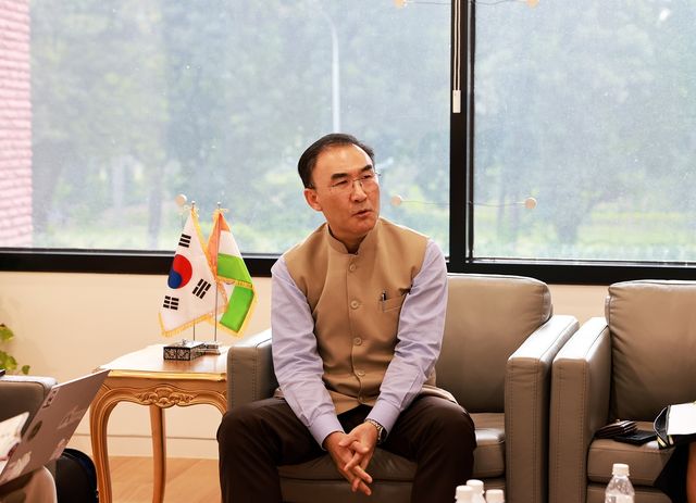 인터뷰하는 이성호 주인도 한국대사