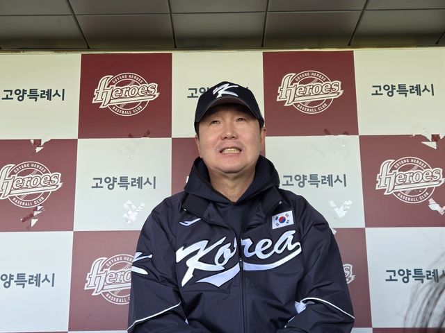 인터뷰하는 류지현 야구대표팀 감독