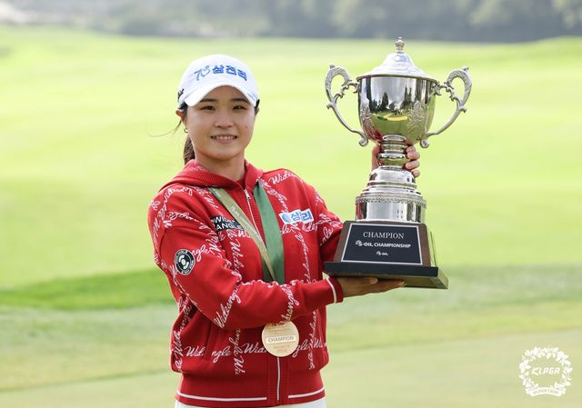 우승 트로피 든 고지원