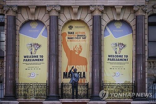 2024년 7월 18일 남아공 의회 개회식이 열린 케이프타운 시청 밖의 만델라 동상