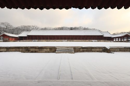 눈 내린 종묘 정전 